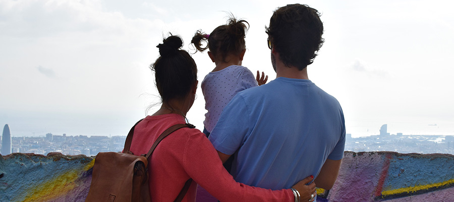 familia mirando vistas
